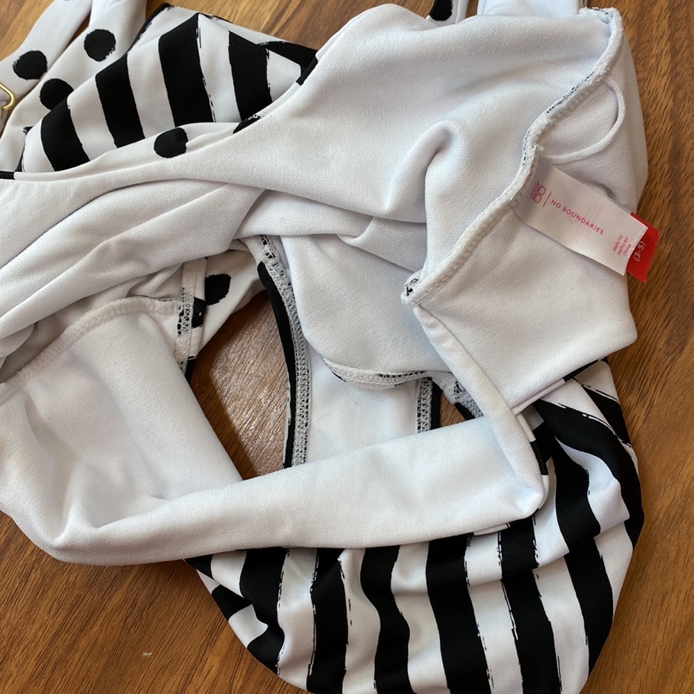 Cut out swimsuit - Picture 3 of 3